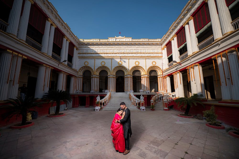 Bengali couple at courtyard of Pathuriaghata Rajbari for Pre Wedding Photoshoot | Memories Designer