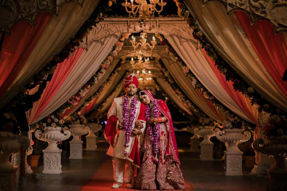 Traditional portrait pose of Indian Bengali couple at Indian Wedding | Memories Designer