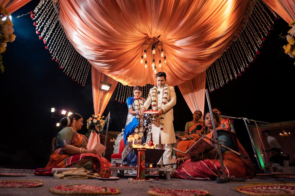 documentary photography of bengali bride and groom during wedding ritual | Themed wedding photography | Memories Designer