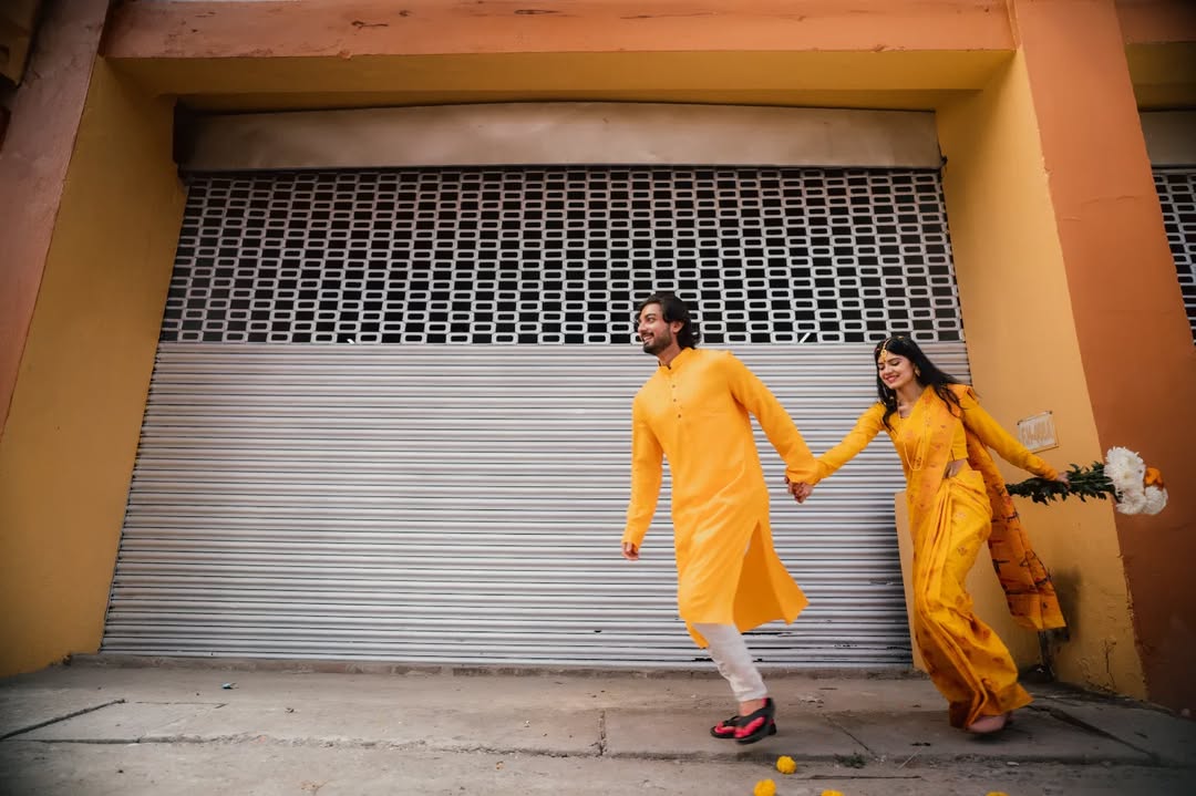 Funny wedding photography ideas where Indian bride and groom are running | Memories Designer