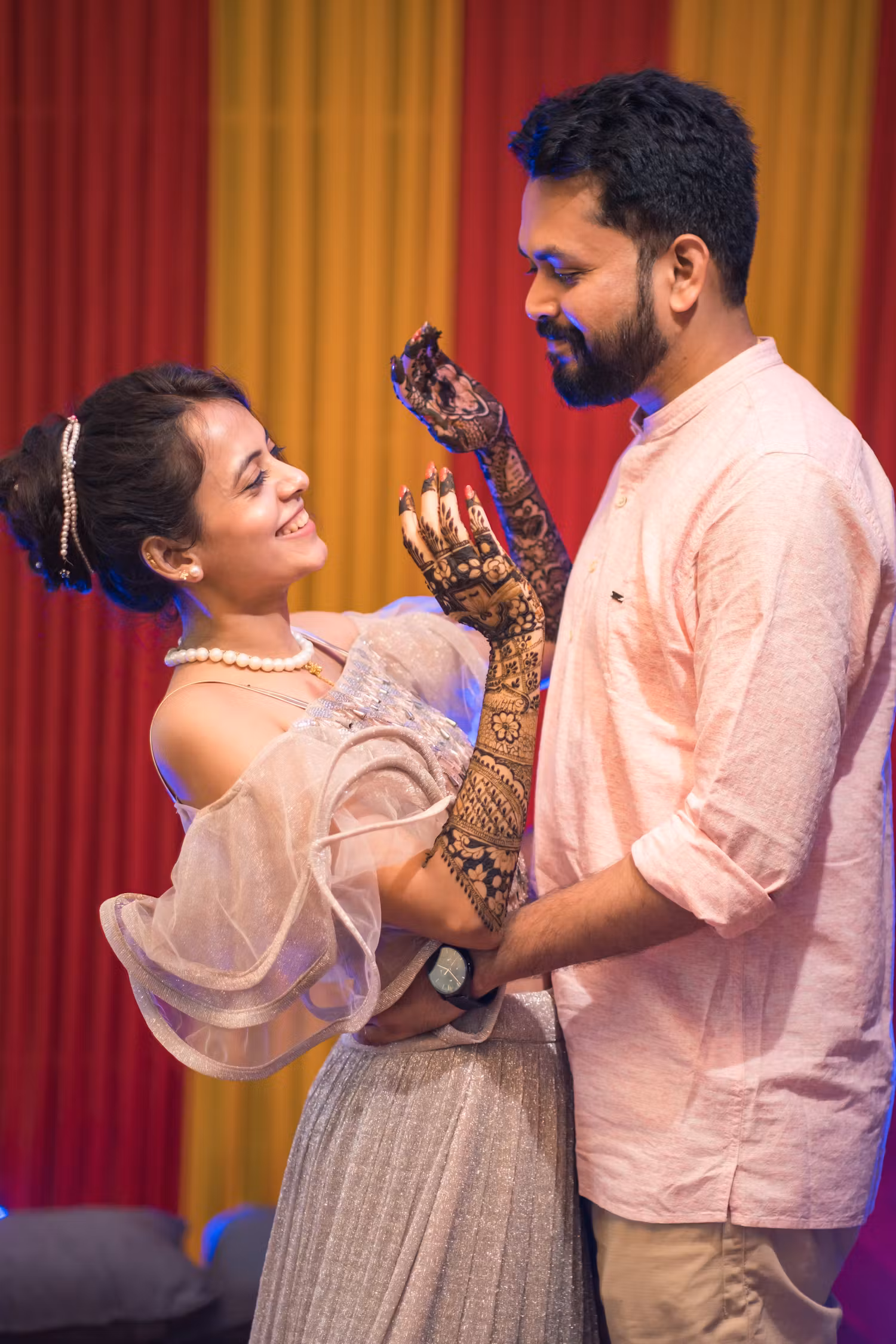 Best wedding photo ideas for Indian couples mehendi