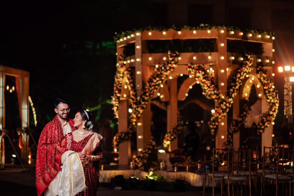 Best wedding photo ideas for Indian couple in front of mandap