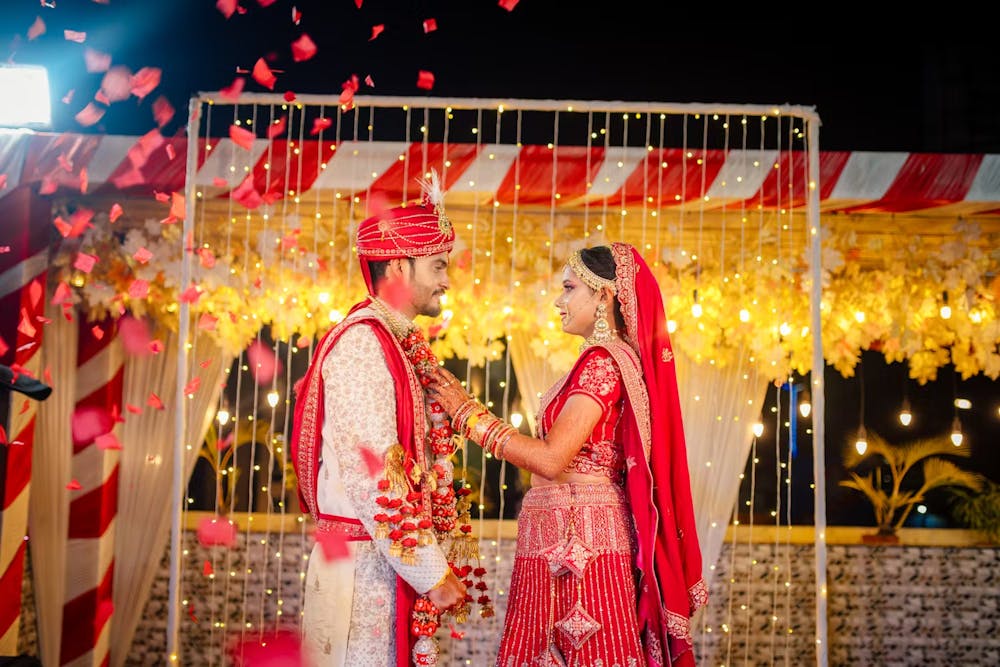 Best wedding photo ideas of Indian couple during garland exchange