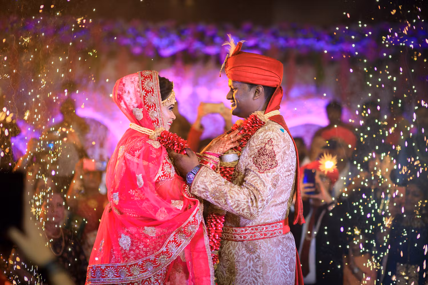 Best wedding photo ideas of Bengali bride and groom during garland exchange