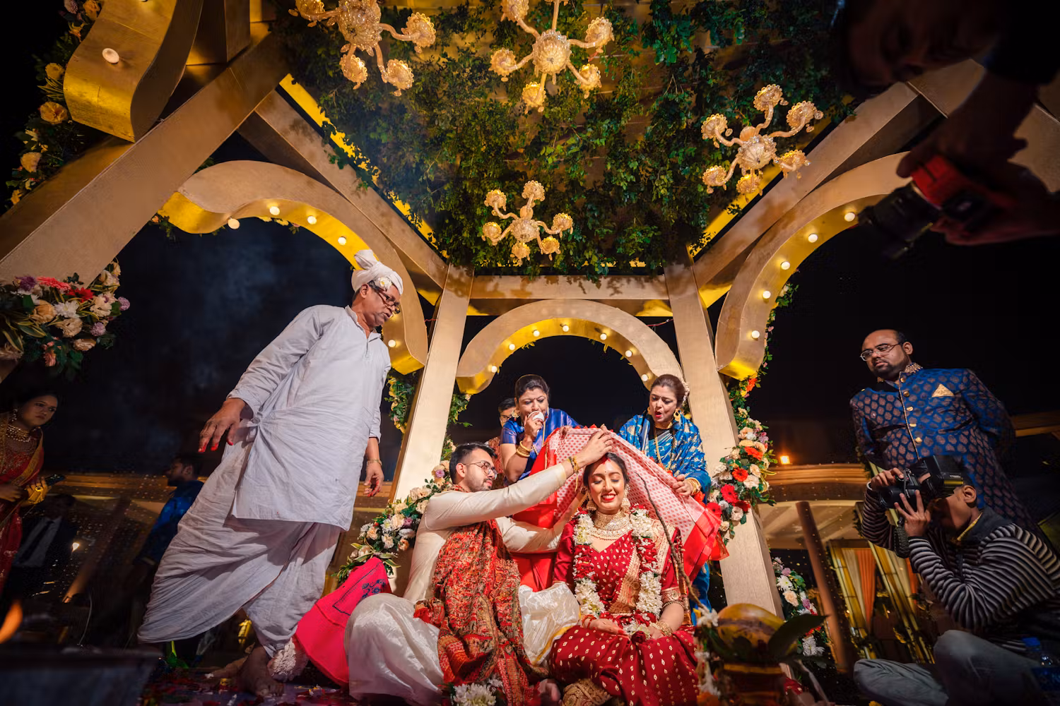 Best wedding photo ideas for Bengali couples during sindoor daan ritual