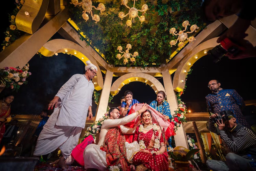 Best wedding photo ideas for Bengali couples during sindoor daan ritual