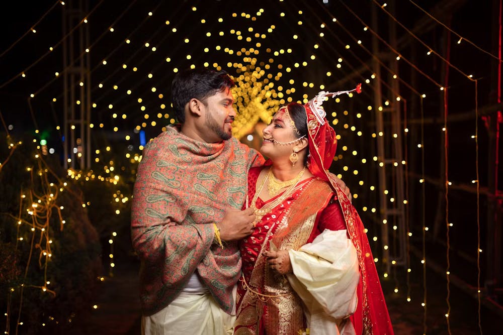 Best wedding photo ideas for Bengali couples with eyes locked in
