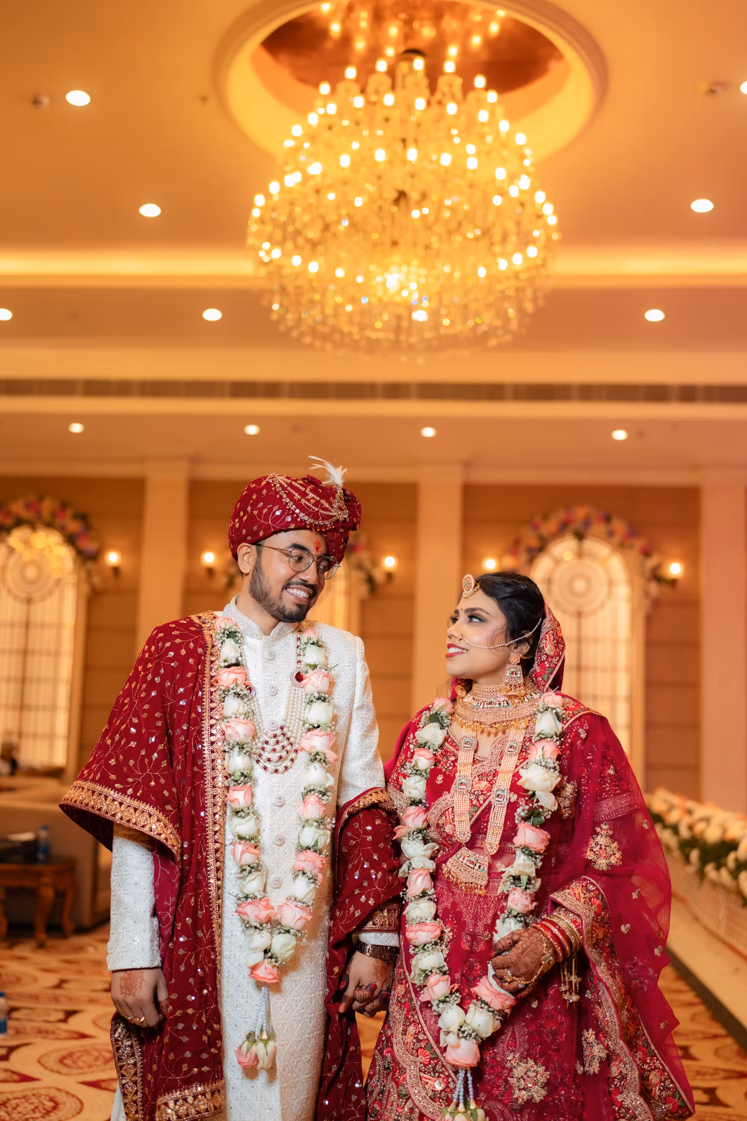 Best wedding photo ideas for Bengali couple holding hands