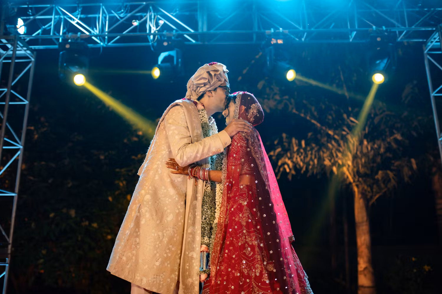 Best wedding photo ideas where groom kisses bride