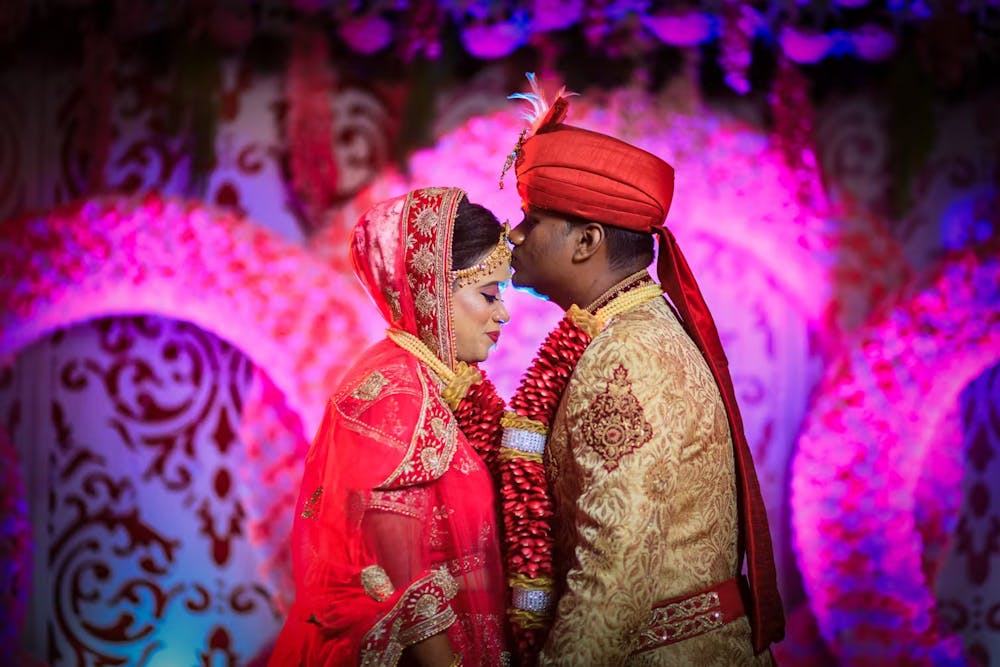 Best wedding photo ideas of groom kissing the forehead of bride