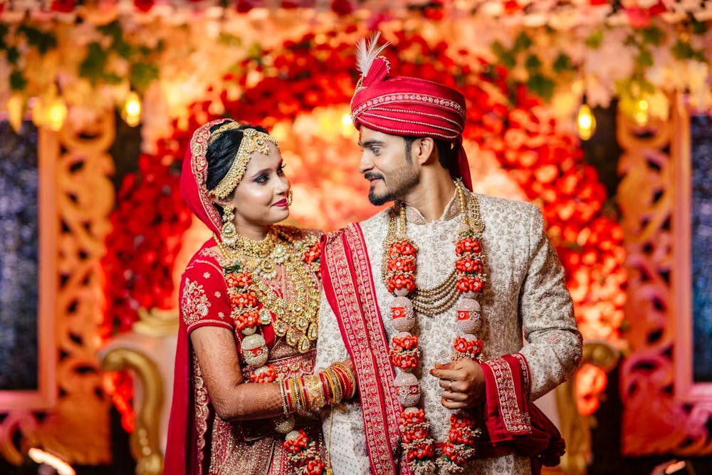 Best wedding photo ideas of Bengali bride and groom with locked arms