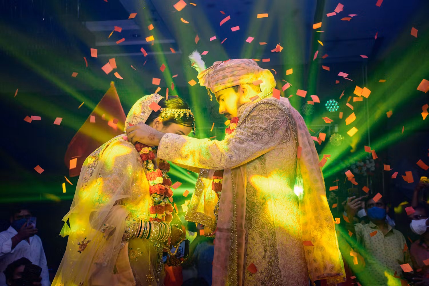 Best wedding photo ideas of Indian bride and groom with confetti shower
