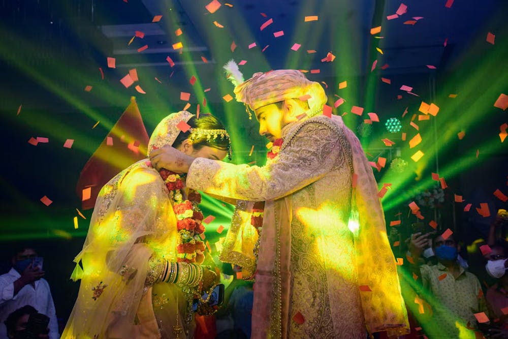 Best wedding photo ideas of Indian bride and groom with confetti shower
