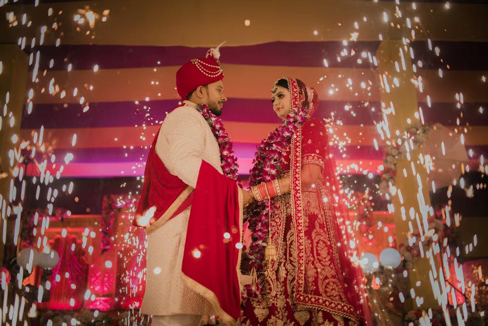 Best wedding photo ideas of Bengali bride and groom with fireworks