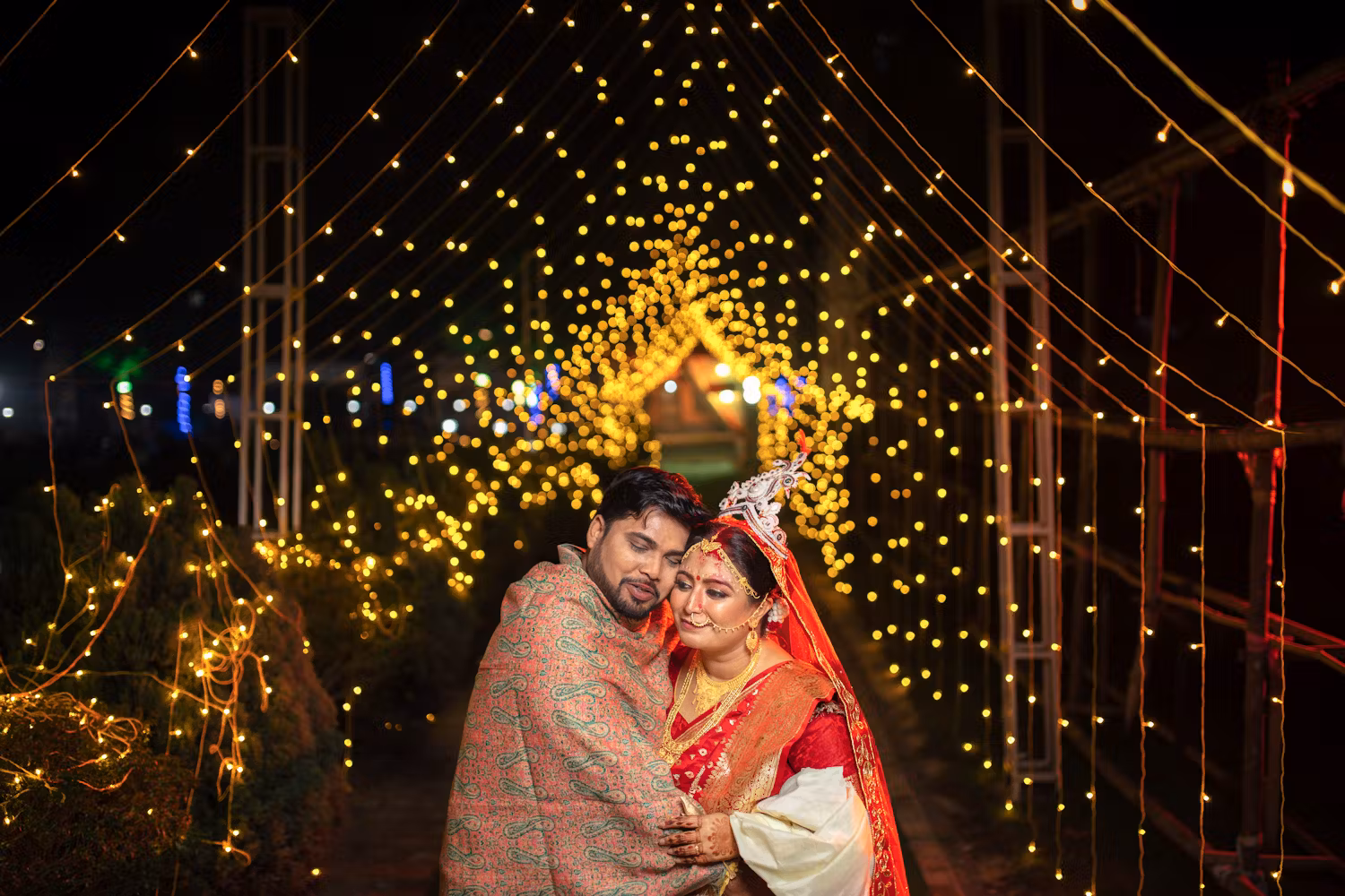 Best wedding photo ideas for affectionate poses for Bengali couples