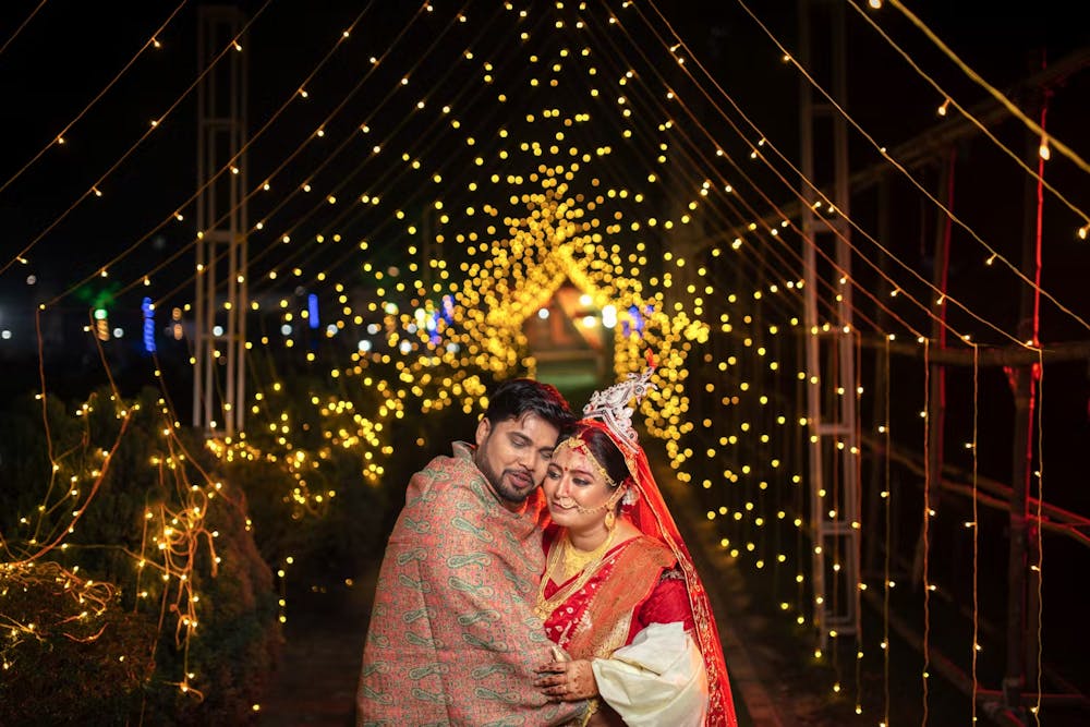 Best wedding photo ideas for affectionate poses for Bengali couples