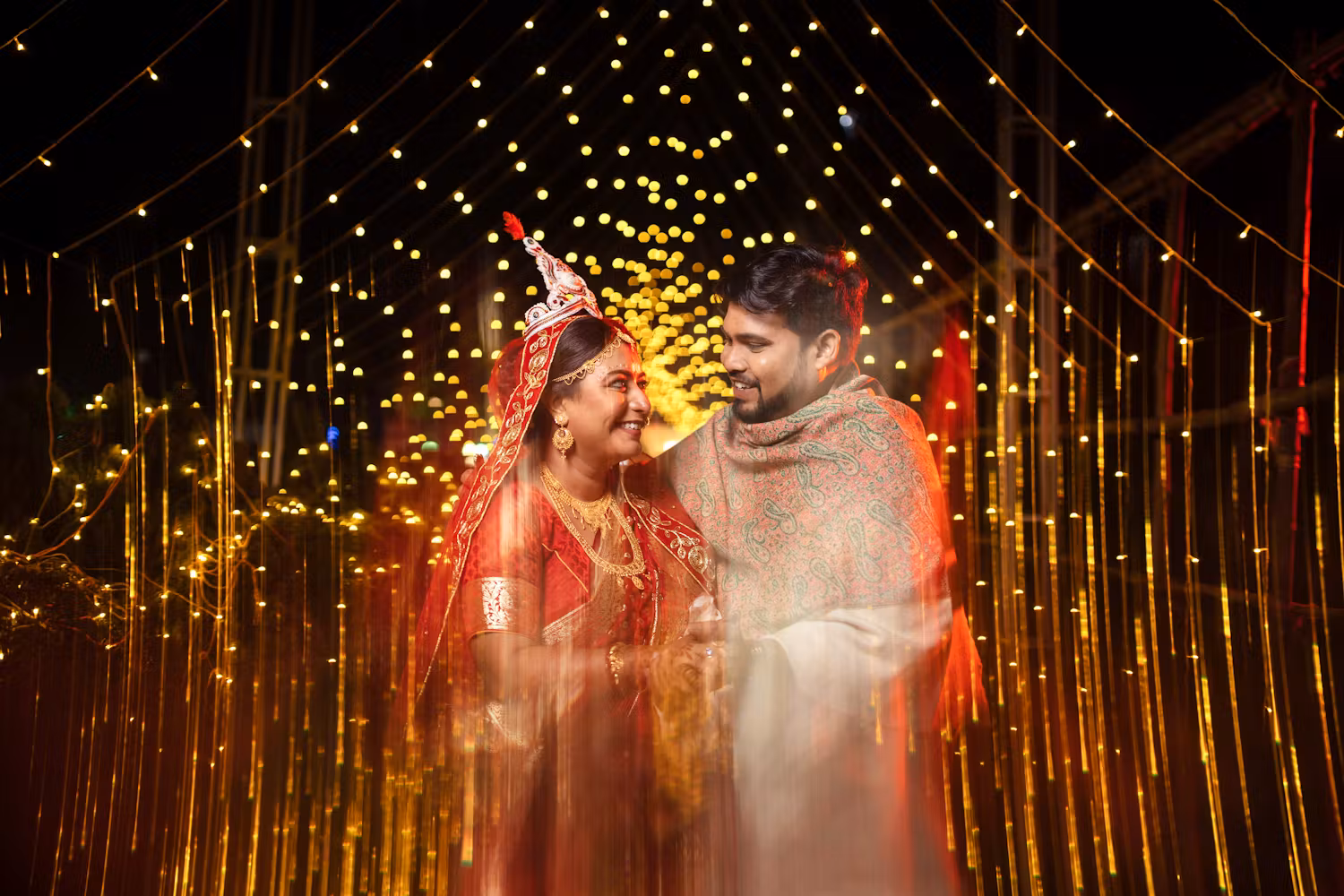 Best wedding photo ideas of Bengali couple sharing laughter