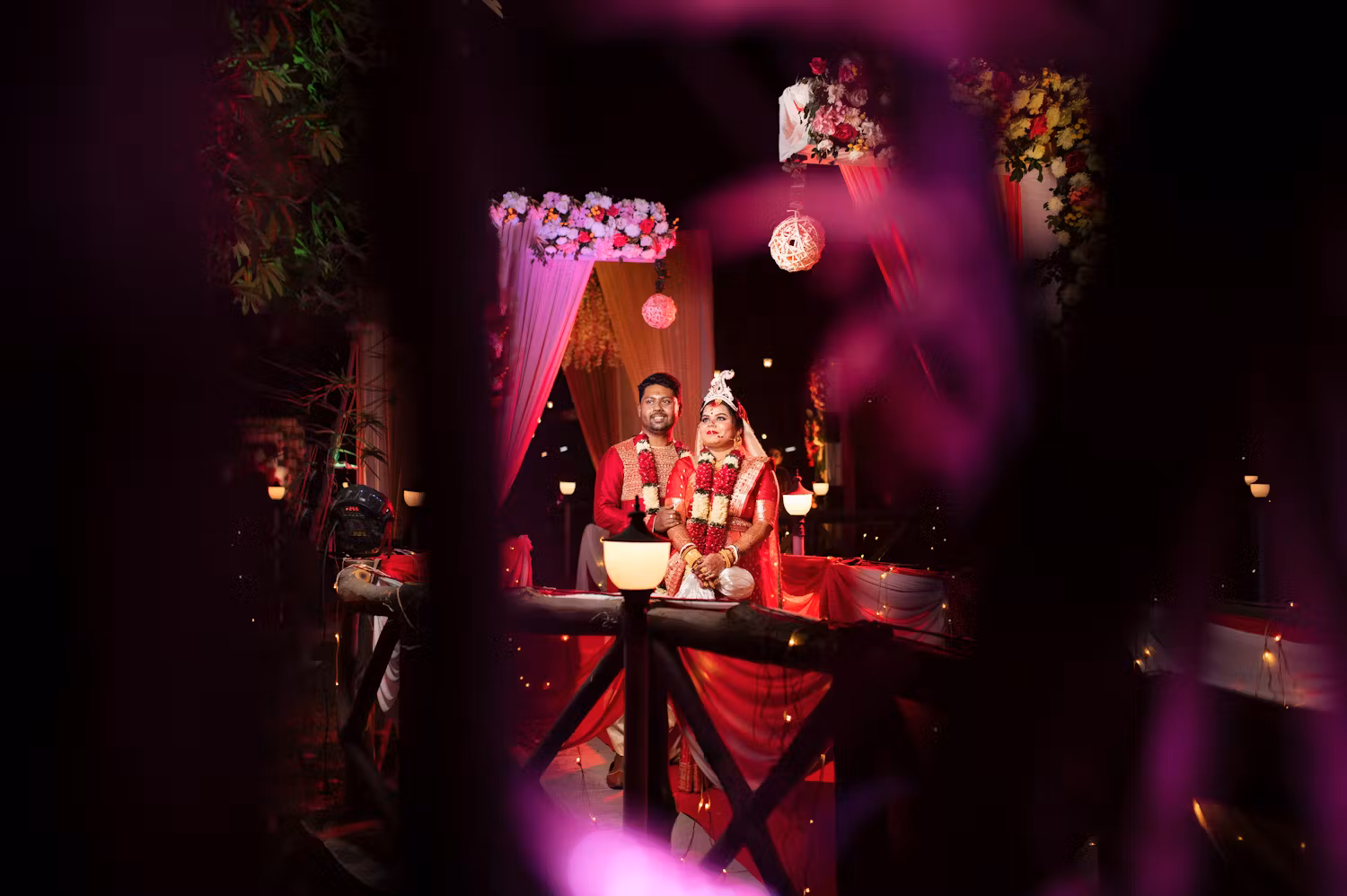 Best wedding photo ideas of Bengali couple looking away