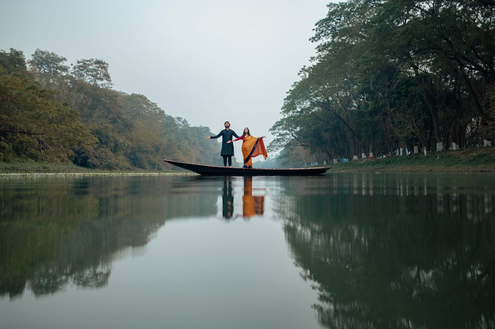 Bollywood Pose of Bengali Couple at Pre Wedding Photo in North Kolkata!