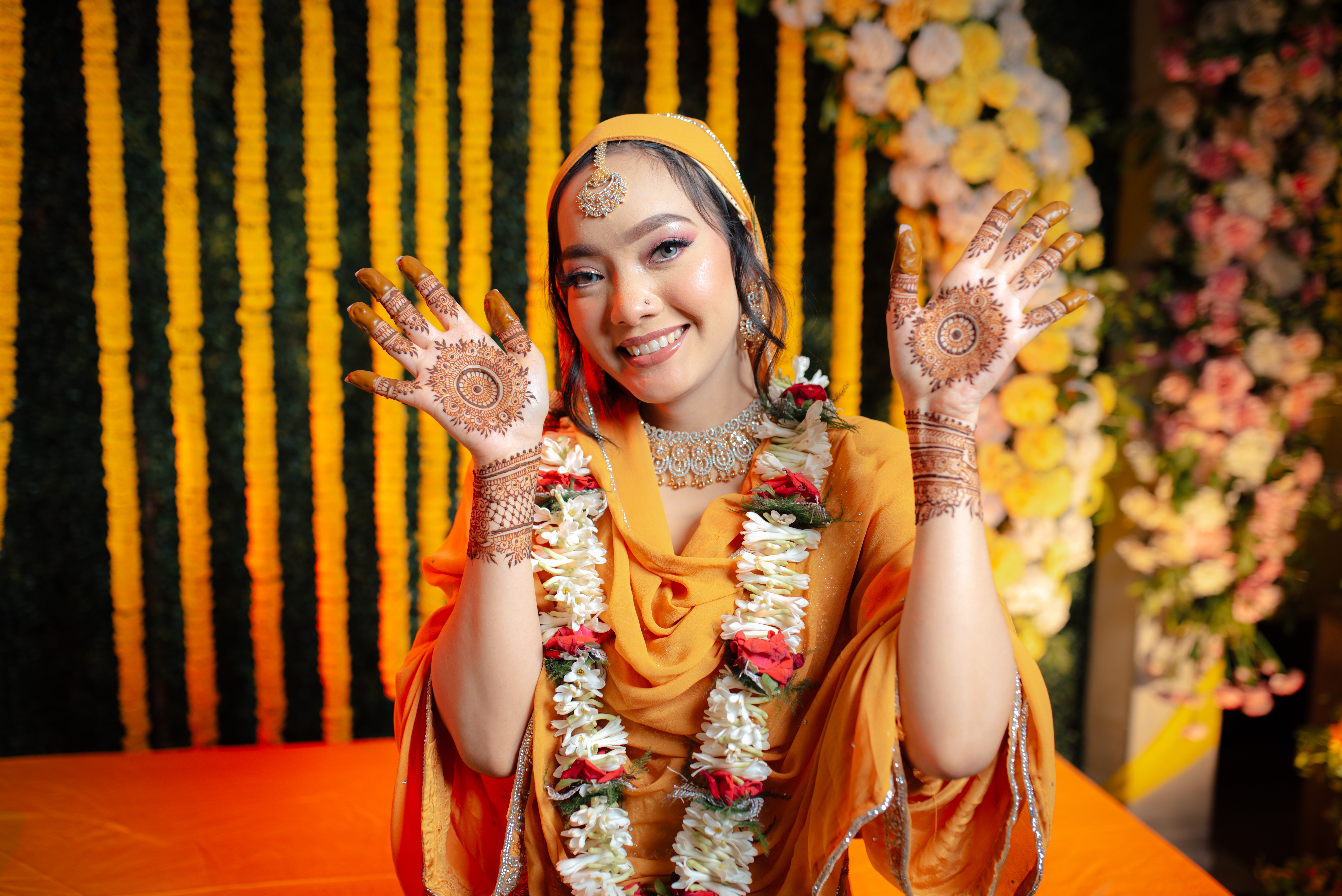Muslim bride showing her Mehndi pic