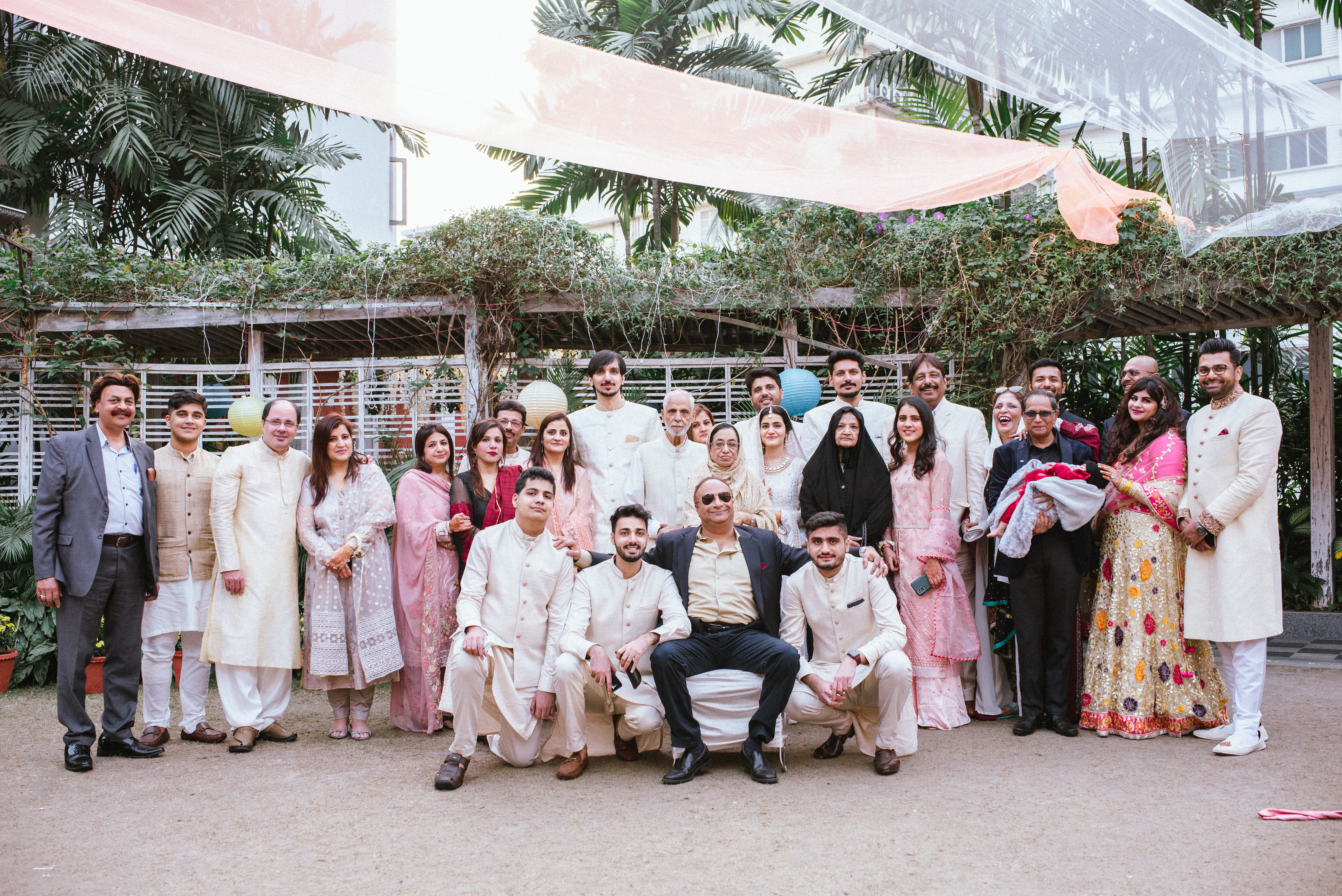 Big family pic of Muslim couple wedding