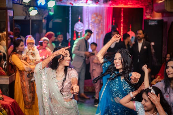 Dance of Muslim bride group