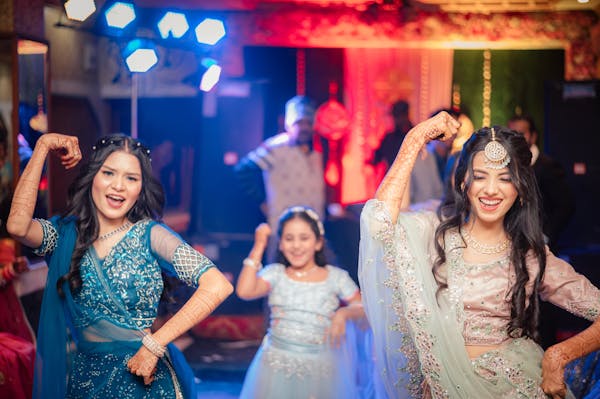 Bride dancing with family in sangeet pic