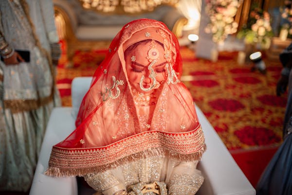 Muslim bride veil drop pic