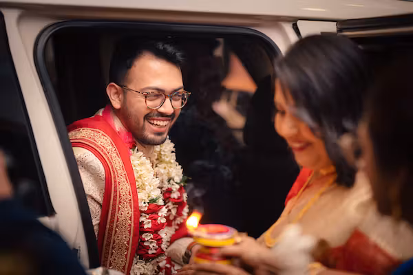 Groom entering wedding venue pic