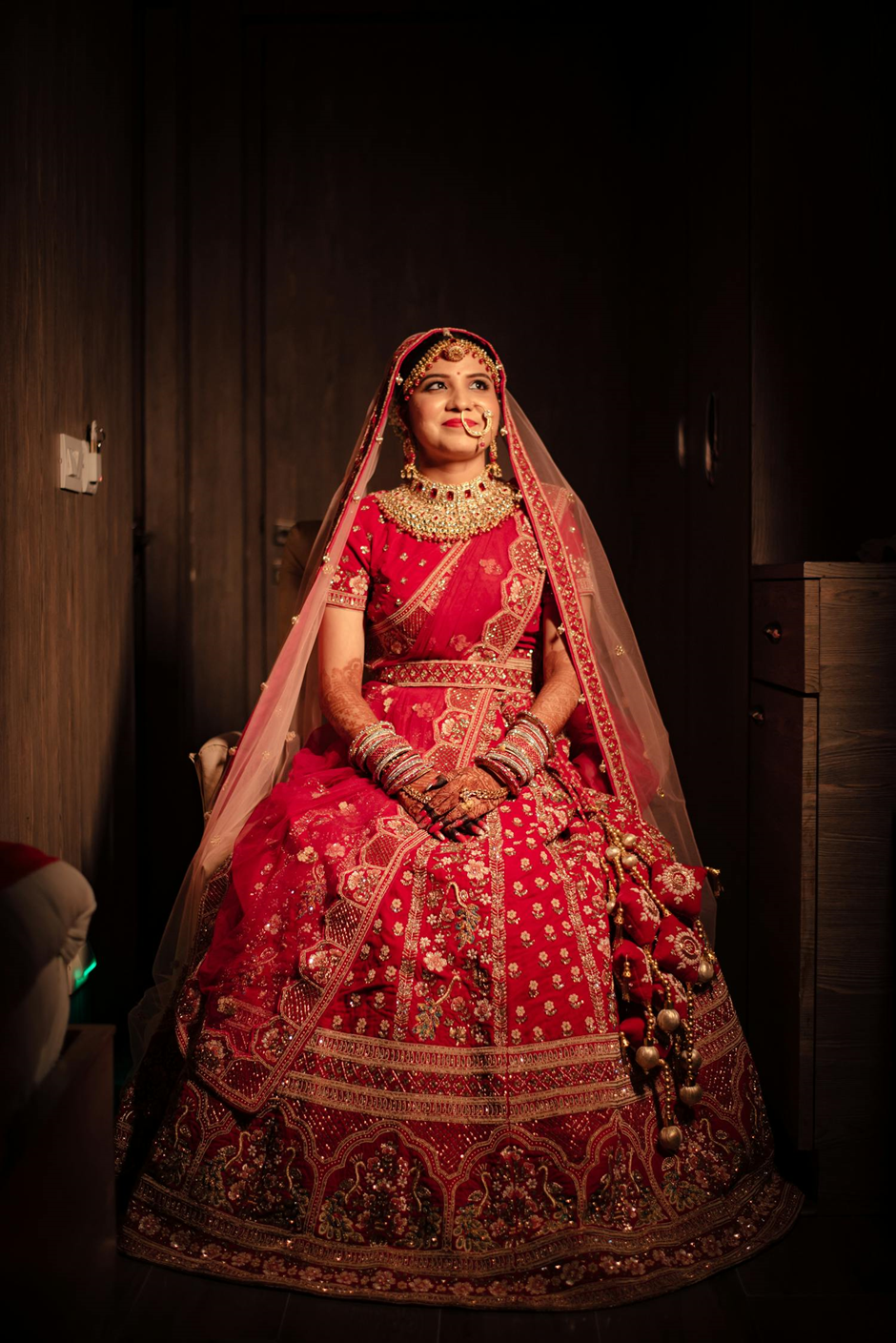 Sit Gracefully With Your Shining Jewellery