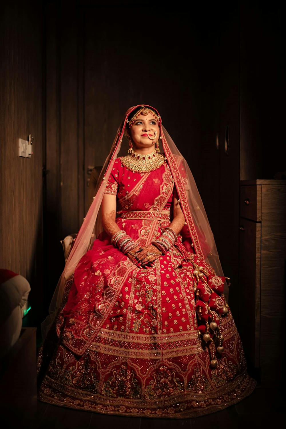 Sit Gracefully With Your Shining Jewellery