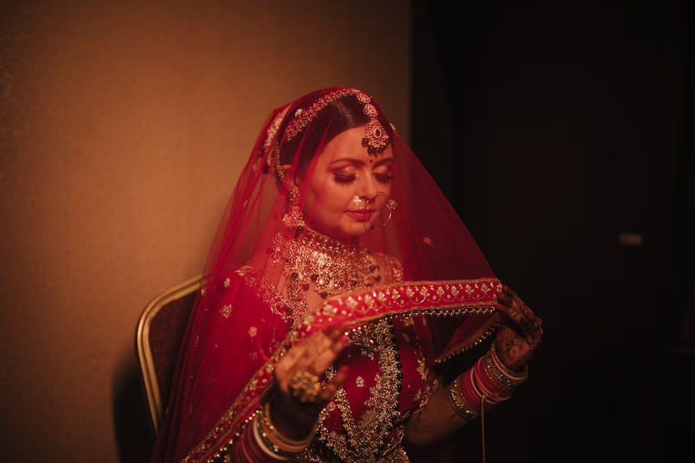 Show Off Your Bridal Veil In This Regal Pose!