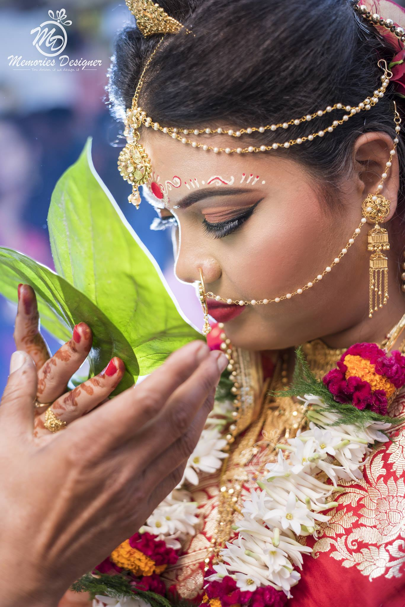 A close uip pic of Bengali bride in wedding pic