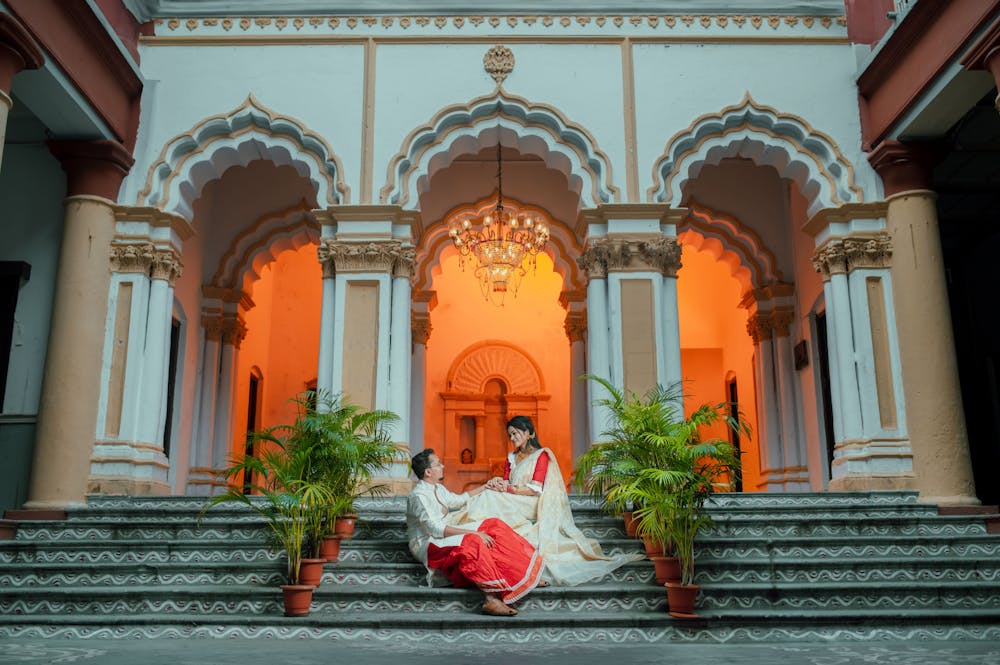 Coupe sitting on verandah in Rajbari in Kolkata for pre wedding shoot pic