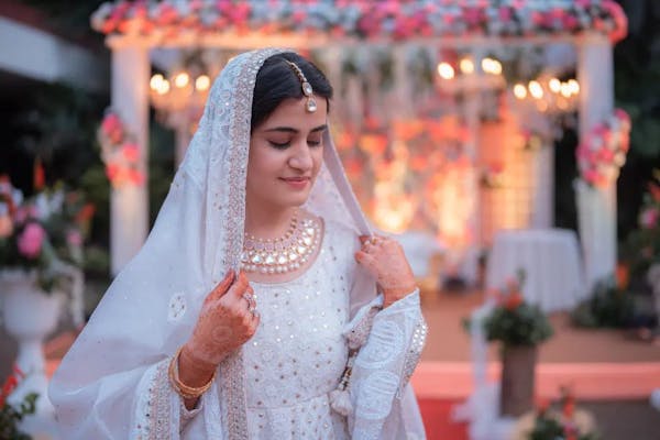 Bride in Muslim attire pic