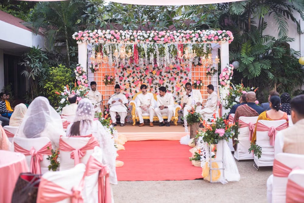 Groom and groomsmen photo poses ideas for wedding