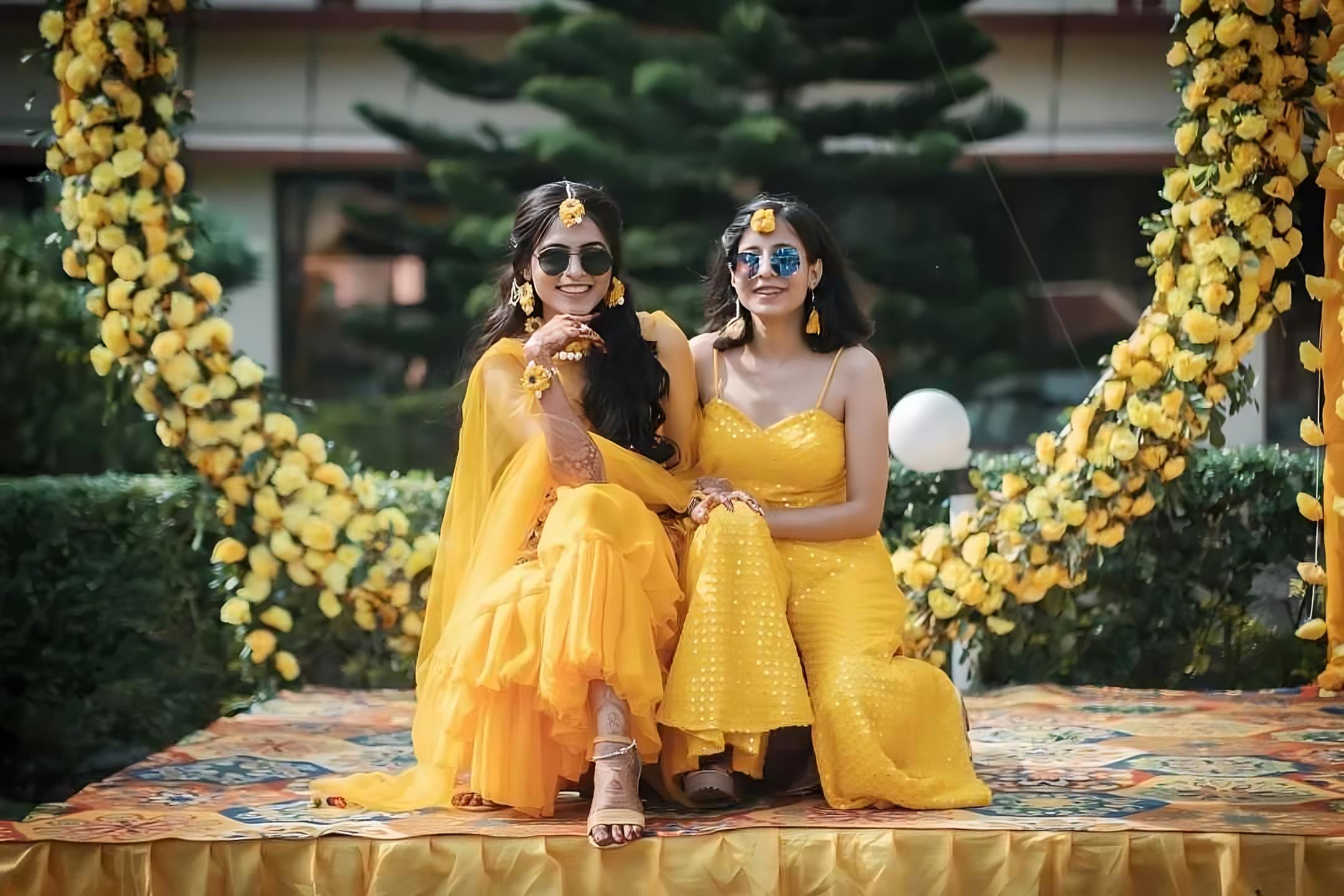 Bride posing with her best friend in Haldi ceremony pic