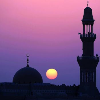 Vue d'une mosquée au soleil levant