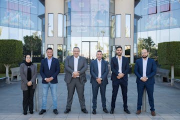 Les employés devant le bâtiment du siège social de la Ménara Holding
