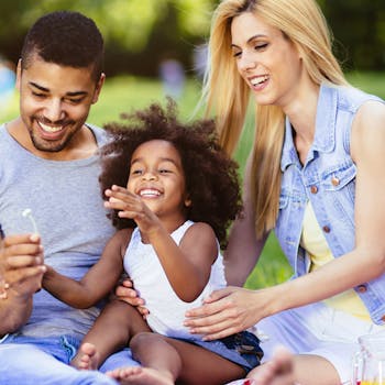 Famille s'amusant dans un parc