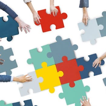 Des personnes assemblant un puzzle