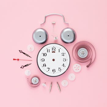 Une horloge et ses différentes pièces