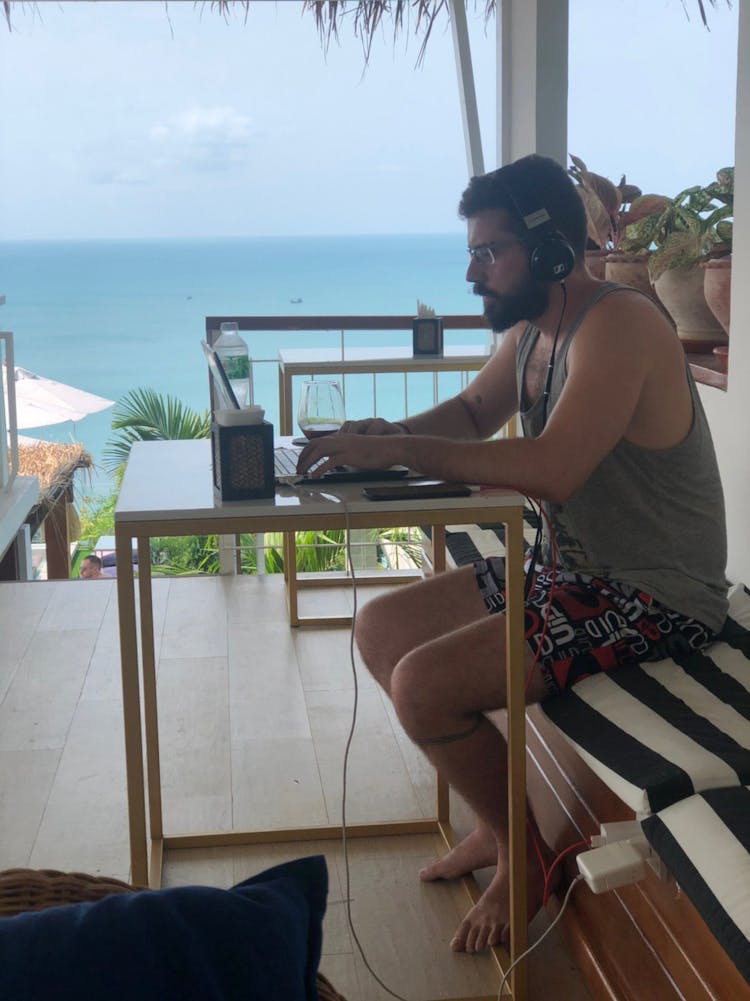 Programmer in front of a sea view