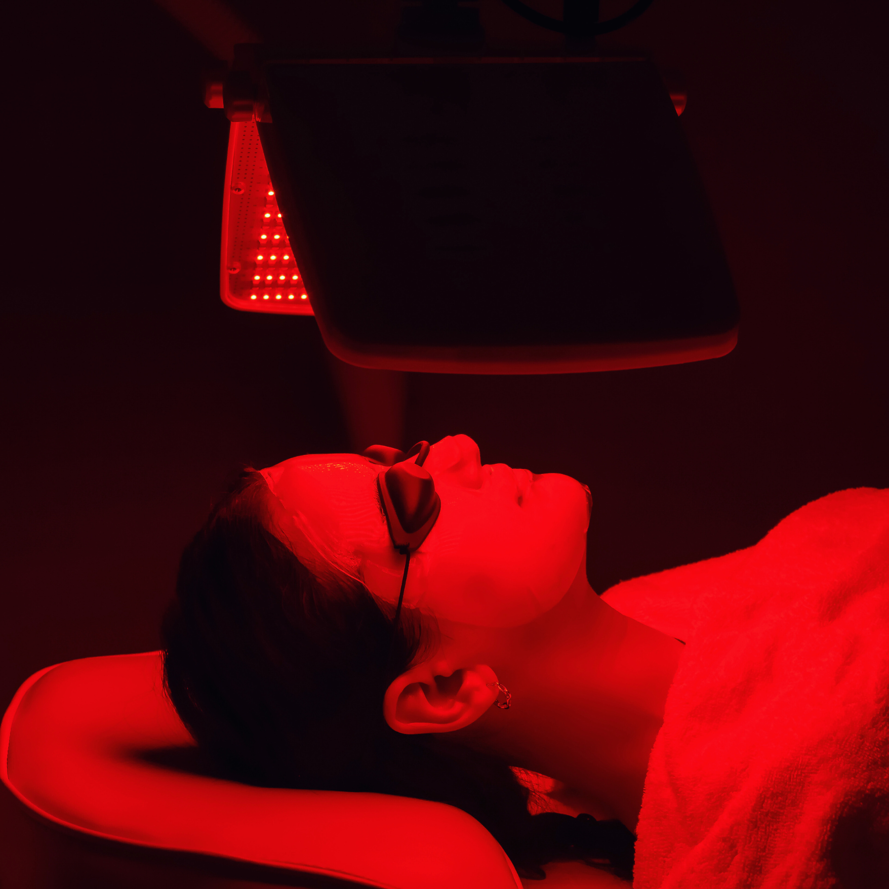 Female guest experiencing red light therapy during a spa treatment