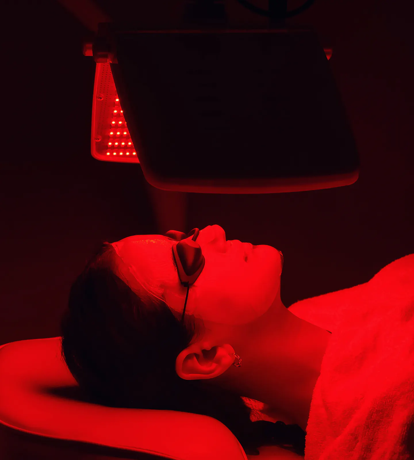 Female guest experiencing red light therapy during a spa treatment