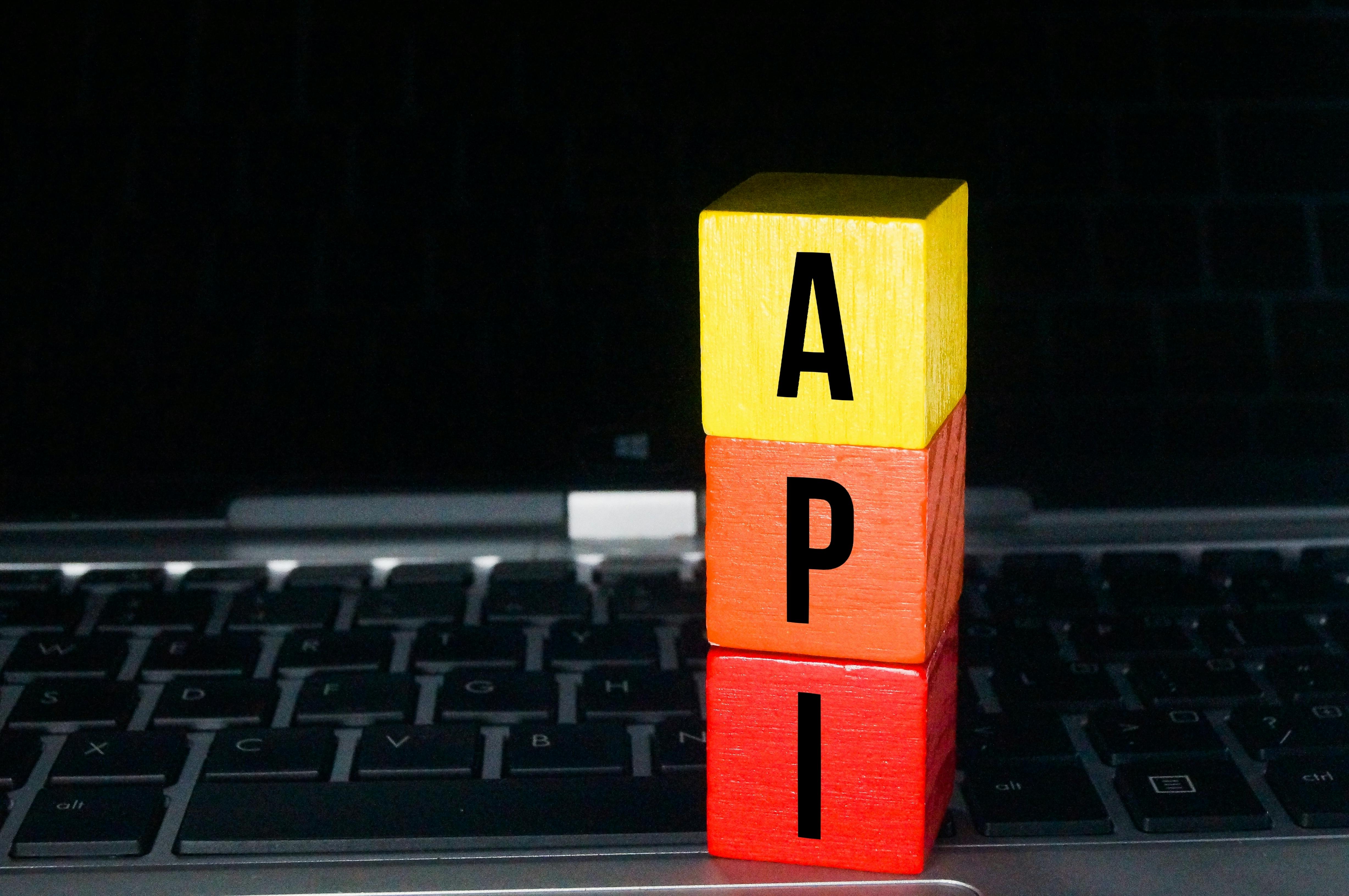 Cubos que conforman la palabra API