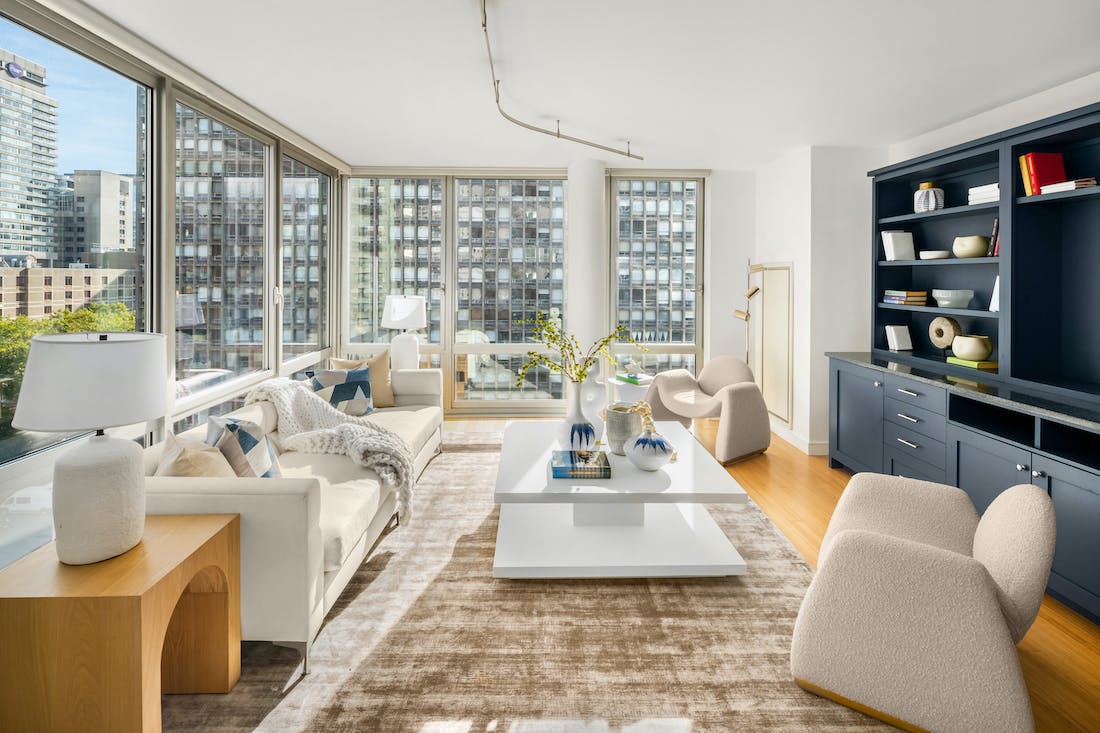 Meridith-Baer-Home-Home-Staging-New-York-Kips-Bay-Modern-Highrise-Condos-and-Lofts-Modern-and-Contemporary-Living-Room-Full-View