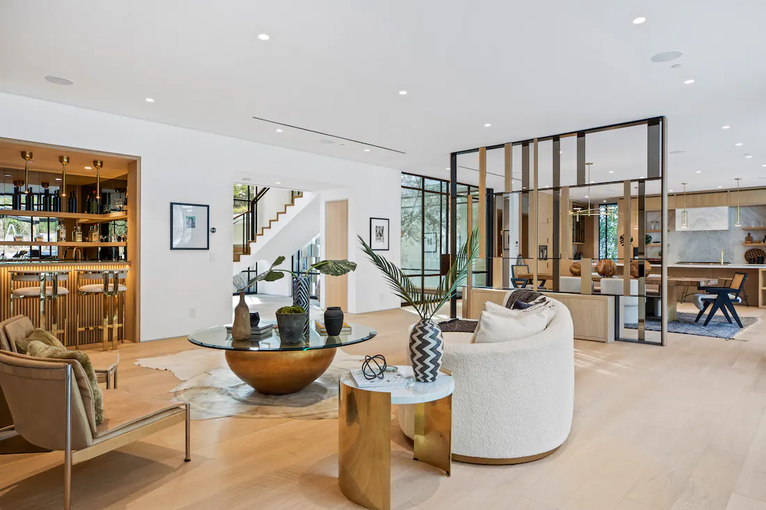 Meridith-Baer-Home-Home-Staging-Southern-California-Beverly-Hills-Modernist-Luxury-Homes-Modern-and-Contemporary-Living-Room-Dining-Table