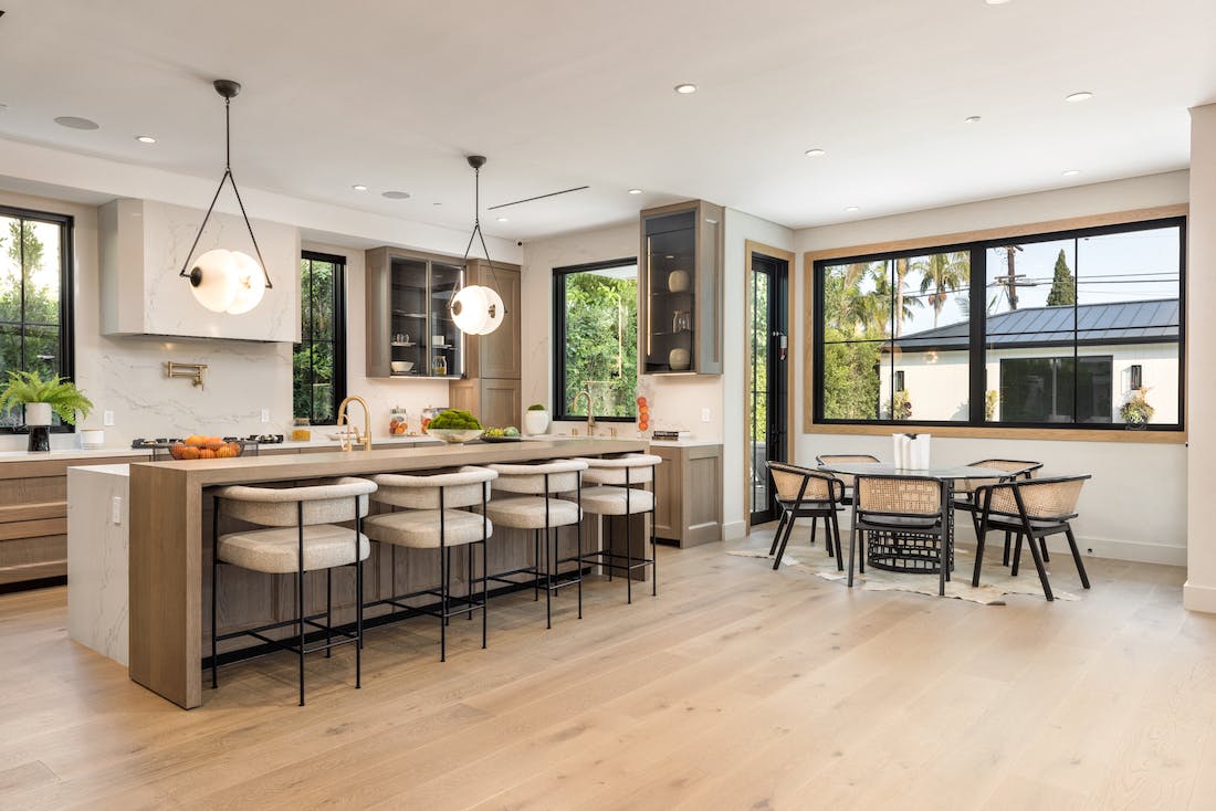 Meridith-Baer-Home-Home-Staging-Southern-California-Santa-Monica-Contemporary-Luxury-Homes-Modern-and-Contemporary-Kitchen-And-Kitchen-Table