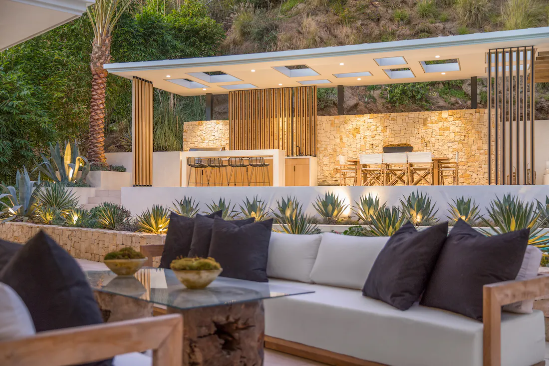 Meridith-Baer-Home-Home-Staging-Southern-California-Beverly-Hills-Modernist-Luxury-Homes-Modern-and-Contemporary-Outdoor-Patio